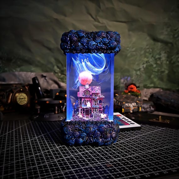 Handmade Haunted House Resin Lamp, Halloween Diorama with Moon and Remote-Controlled Colour-Changing Light