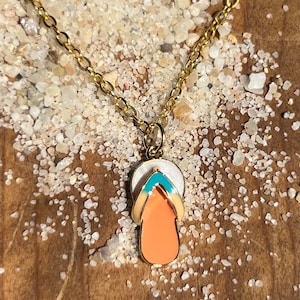 Dainty 18k gold flip flop pendant necklace-beach sandal-Flip flop jewelry-collar de chanclas-flip flop necklace-Valentine&#39;s Day gift for her