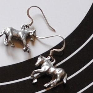 silver tone horse earrings (22)