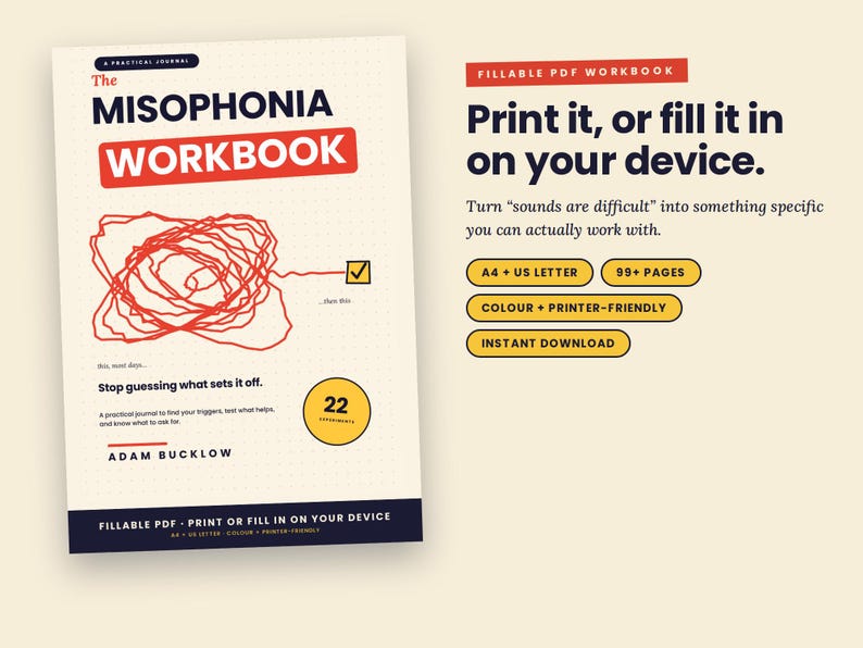 Puede incluir: Un libro de ejercicios digital titulado The Misophonia Workbook de Adam Bucklow, con un gr&aacute;fico de l&iacute;neas rojas enredadas y una casilla de verificaci&oacute;n amarilla. La portada incluye texto sobre 22 experimentos, y el panel lateral enumera caracter&iacute;sticas como tama&ntilde;os A4 y carta de EE. UU., 99 p&aacute;ginas y opciones de descarga instant&aacute;nea para imprimir o usar digitalmente.