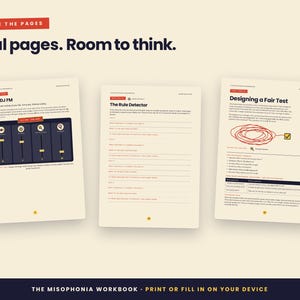 Puede incluir: Tres p&aacute;ginas de The Misophonia Workbook mostradas una al lado de la otra. Las p&aacute;ginas tienen fondos de color blanco roto con texto negro, encabezados rojos y diagramas que incluyen una interfaz de deslizadores, una lista de preguntas y un garabato.