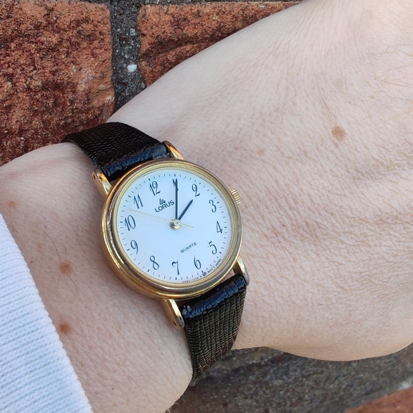 Montre pour femme Lorus vintage à cadran rond, bracelet en cuir noir, chiffres faciles à lire, cadeau pour la fête des mères.