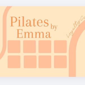 Puede incluir: Una tarjeta de fidelidad rectangular en color melocotón claro con texto naranja que dice Pilates by Emma y Loyalty Card. El diseño presenta dos líneas curvas naranjas y diez casillas cuadradas vacías en dos filas de cinco.