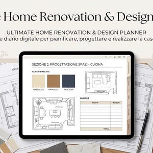 Può includere: Un tablet digitale che mostra un Ultimate Home Renovation & Design Planner con planimetrie, una tavolozza di colori e una tabella di budget. Lo schermo mostra Sezione 2: Progettazione Spazi - Cucina. Il tablet è circondato da disegni tecnici.