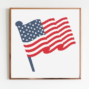 Może przedstawiać: Amerykańska flaga w kolorze czerwonym, białym i niebieskim powiewająca na wietrze. Flaga znajduje się na białym tle i jest oprawiona w miedzianą ramę.