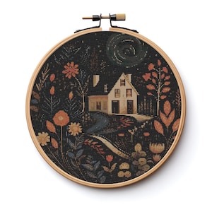Könnte beinhalten: Ein Kreuzstich-Stickrahmen mit einem dunklen Hintergrund, einem weißen Haus, einem gewundenen Weg und bunten Blumen. Das Haus hat zwei Fenster und einen Schornstein. Die Blumen sind in Orange-, Rot- und Gelbtönen gehalten.
