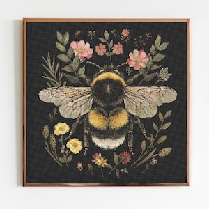 Puede incluir: Un abejorro con rayas negras y amarillas rodeado de flores rosas y amarillas sobre un fondo negro.