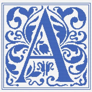 Może przedstawiać: Wzór haftu krzyżykowego z niebieską literą "A" w kwadratowej ramie. Litera jest ozdobiona kwiatowymi i zwijającymi się wzorami w ciemniejszym odcieniu niebieskiego na białym tle. Projekt ma klasyczny, dekoracyjny styl.
