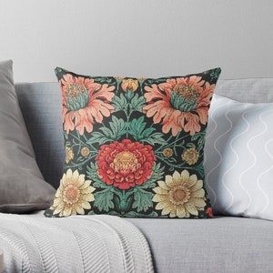 Puede incluir: Cojín con un diseño floral. El patrón presenta grandes flores estilizadas en tonos coral, amarillo y rojo sobre un fondo oscuro. El diseño incluye hojas verdes y pequeños acentos florales amarillos, creando una estética vintage.