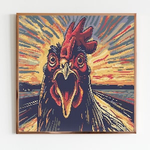 Puede incluir: Un primer plano de la cara de un gallo con cresta y barbillas rojas, mirando directamente al espectador con el pico abierto. El gallo está sobre un fondo de puesta de sol colorida con un paisaje borroso en la distancia.