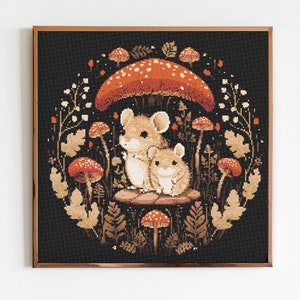 Op de afbeelding: Twee witte muizen die onder een rode en oranje paddenstoel zitten met bruin en groen gebladerte eromheen op een zwarte achtergrond.