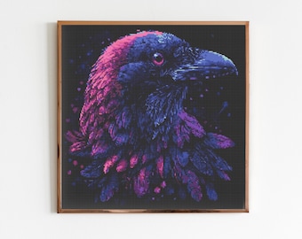 Op de afbeelding: Een close-up van een ravenkop met een donkerblauw en roze kleurenschema. De veren van de raaf zijn gedetailleerd en de achtergrond is zwart met een paar witte stippen.