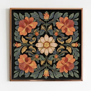 Pode incluir: Uma tapeçaria floral emoldurada com fundo preto. O design apresenta grandes flores laranja e pêssego, rodeadas por folhas verdes e amarelas. A moldura é de uma cor cobre quente, criando um contraste marcante.