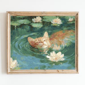 Könnte beinhalten: Ein Gemälde eines roten Katers, der in einem Teich mit Seerosen und Blumen schwimmt. Die Katze lächelt und hat die Augen geschlossen. Das Wasser ist hellblau und die Seerosen sind grün.