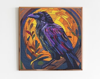 Op de afbeelding: Een kleurrijk, abstract schilderij van een raaf met een glas-in-lood effect. De raaf zit op een tak met een achtergrond van gele, oranje en blauwe kleuren.