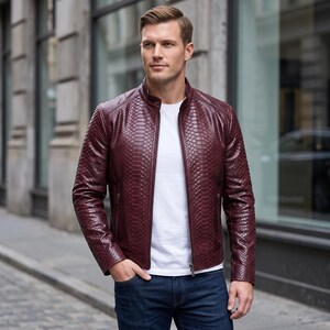 Herren-Lederjacke in Bordeauxrot mit Schlangenmuster, schmal geschnitten, Biker-Stil – Streetwear-Outfit mit strukturiertem burgunderrotem Pythonmuster von RebelHideUS