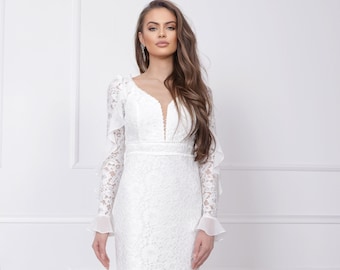 Vestido de novia de encaje blanco: escote en V profundo, manga larga, talle alto.