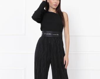 Zwarte jumpsuit met één schouder - geplooide palazzobroek, avondoutfit