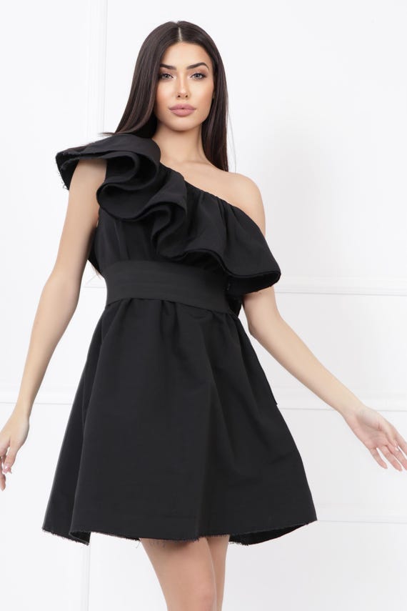 Abito monospalla nero con volant Elegante abito da cocktail