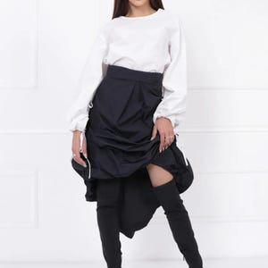 Hoog getailleerde zwarte noppenrok: avant-garde katoenmode