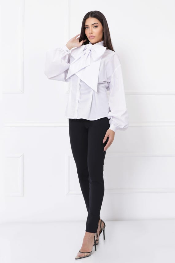 Camicetta bianca con fiocco e maniche a sbuffo Elegante camicia