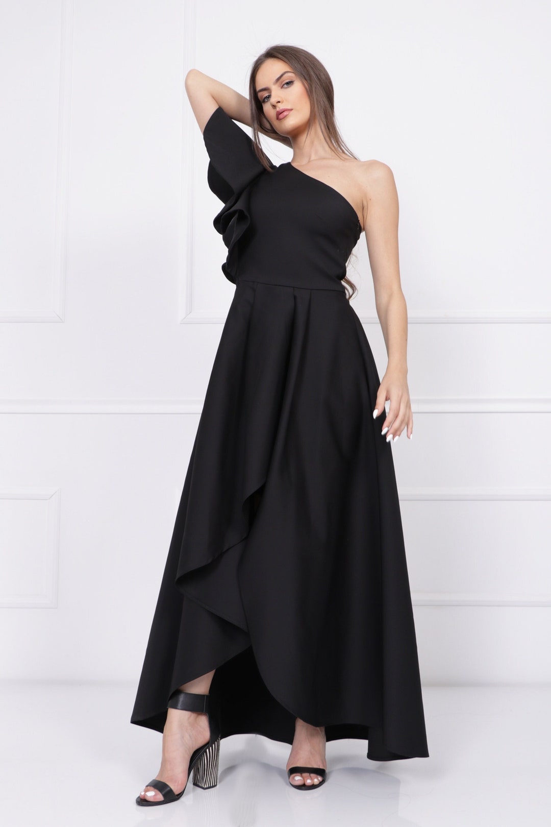 Elegant Asymmetrical Dress With Contrasting White Detachable Capelet - Black