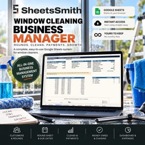 Puede incluir: Un portátil muestra el panel de control de SheetsSmith Window Cleaning Business Manager. La pantalla presenta datos financieros, listas de clientes y horarios. Se incluyen una botella de spray, un cubo azul y un bloc de notas con texto.