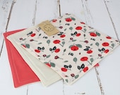 Toalla lavable reutilizable cero residuos en algodón orgánico color blanco estampado amapola y coral y juego sin teñir de 3