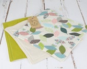 Toalla lavable reutilizable cero residuos en algodón orgánico color blanco estampado hojas pastel y juego sin teñir y verde oliva de 3