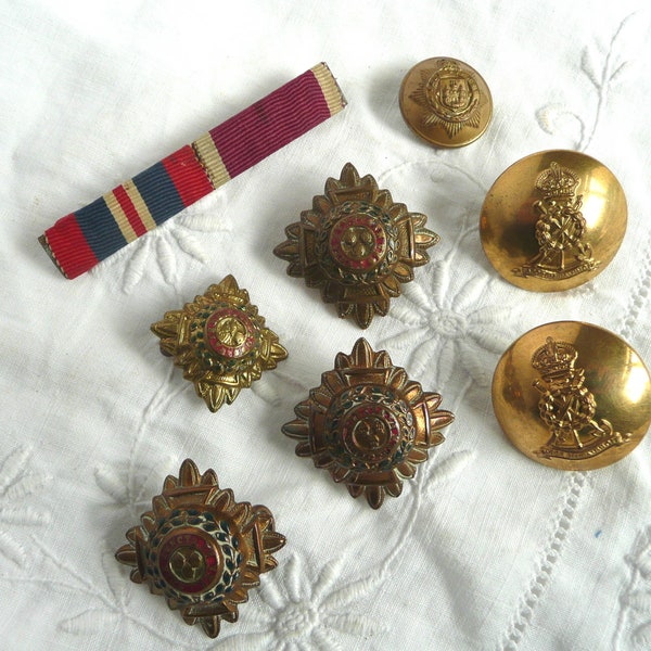 Une collection de sept macarons militaires et une épingle à ruban - vintage militaria