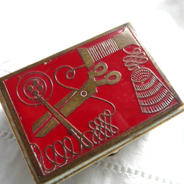 Vintage Schmuckkästchen - Vintage Pillendose - kleine rote Emaille und goldfarbene Metalldose - Vintage Näh-Thema Schmuckkästchen