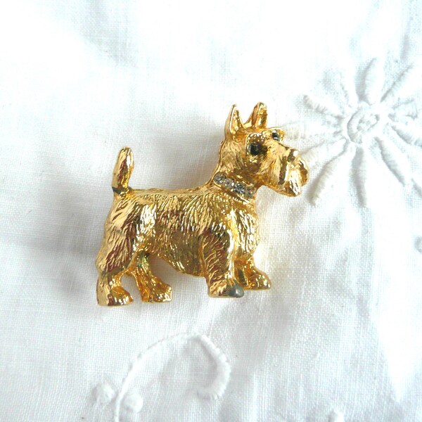 Vintage dog brooch - goldtone scottie dog brooch - vintage costume brooch - kitsch scottie dog with white rhinestone collar and glass eyes