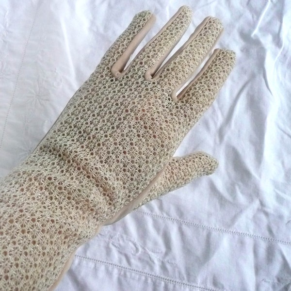 Gants extensibles en dentelle or pâle - Gants supérieurs en dentelle beige - Gants en nylon extensible du milieu du siècle - Gants en dentelle de nylon