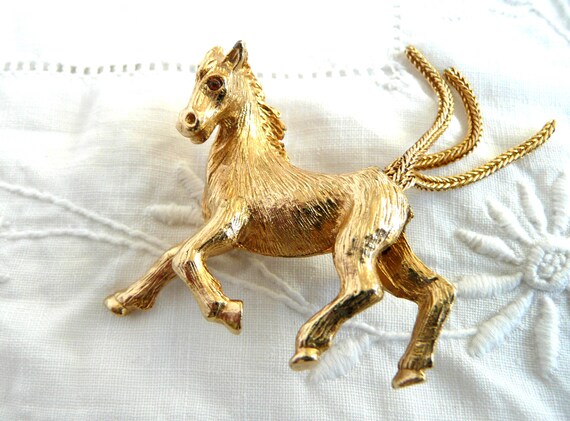 Vintage horse brooch deals