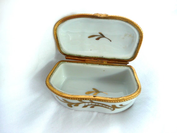 Vintage Limoges porcelain pill box - hand decorat… - image 3