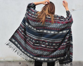 Poncho in pile boho: kimono con frange e stampa tribale del sud-ovest