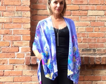 Prześwitujące niebieskie kimono w kwiaty, narzutka plażowa w stylu boho