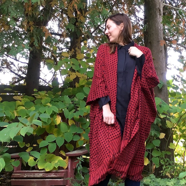 Boho Cape: Kimono à carreaux rouge et noir imprimé, poncho longue polaire, couverture d’hiver, châle douillet, veste enveloppante chaude