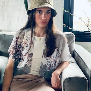 Kimono con stampa floreale boho: giacca da festival grigia bicolore trasparente