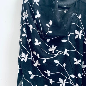 Xale bordado, folhas pretas e brancas, saída de praia, xale de casamento, poncho drapeado