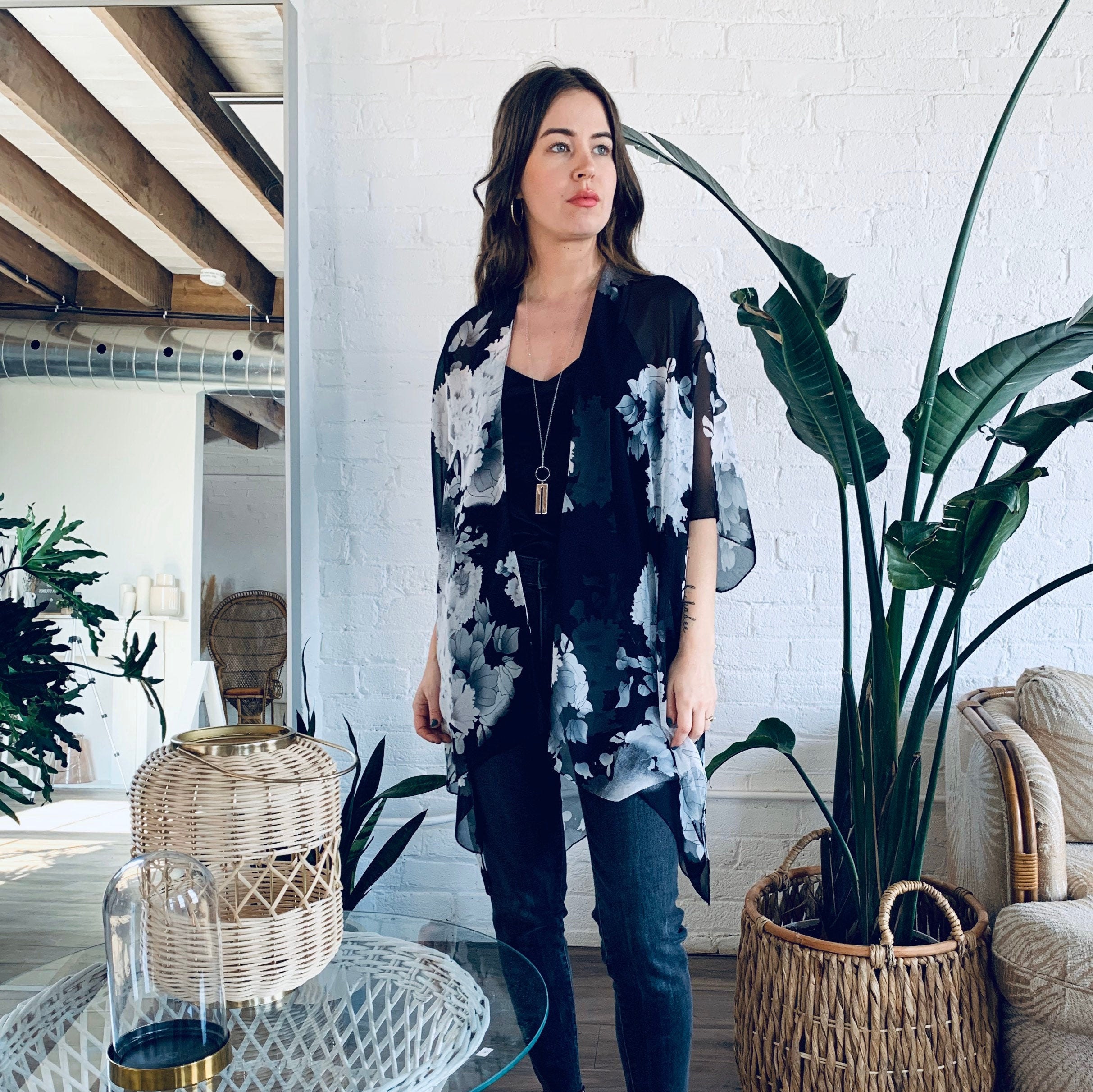 Boho Kimono: Negro y Blanco Floral Kimono traje de baño | Etsy