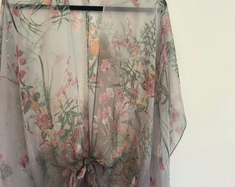 Kimono floral bohemio: chal de festival transparente gris y rosa