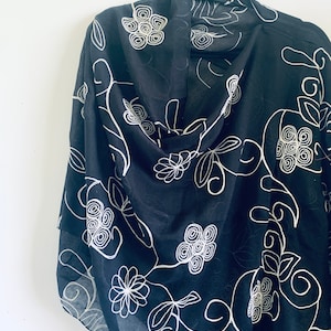 Bestickter Schal: Schwarze und weiße Blumen, Tuch, Schal, Strandtuch, Festivaltuch, Cover Up