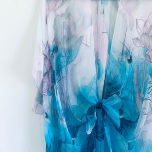 Kimono bohemio: chal transparente para festival con lirio de agua turquesa