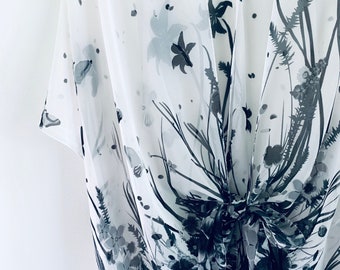 Boho Kimono, Kimono floral blanc, gris et noir, couverture de maillot de bain vers le haut, châle nuptial de Sheer, duster de plage de Boho,