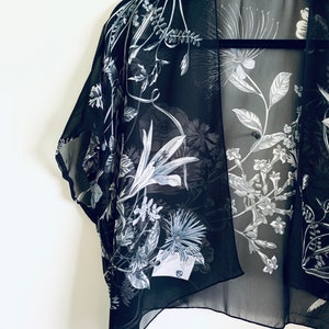 Boho Cropped Kimono, zwart-wit bloemen kimono, badpak cover up, bruidssjaal, Boho Sheer Beach Wrap, festival jas afbeelding 1
