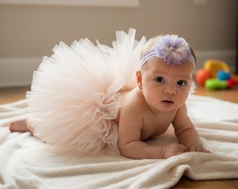 Completo tutù champagne per bambina con cerchietto a fiori di lavanda e gonna in tulle, ideale per servizi fotografici e come regalo per baby shower.