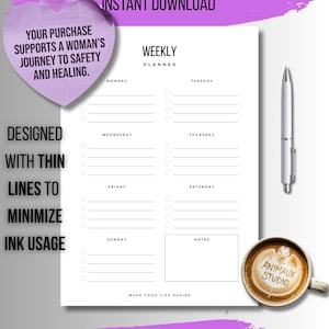 Può includere: Una pagina di pianificazione settimanale bianca con testo nero, che include sezioni da lunedì a domenica e una casella per le note. La pagina contiene il testo WEEKLY PLANNER, INSTANT DOWNLOAD, DESIGNED WITH THIN LINES TO MINIMIZE INK USAGE e MAKE YOUR LIFE EASIER.