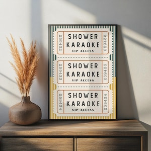 Puede incluir: Una lámina decorativa rectangular enmarcada que muestra tres entradas apiladas sobre un fondo crema. Cada entrada presenta el texto SHOWER KARAOKE VIP ACCESS en negro, con los números de serie 259432, 259433 y 259434.