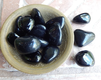 Piedra negra obsidiana caída